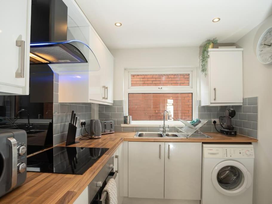Cozy Townhouse, Walking Distance To Belfast City Экстерьер фото