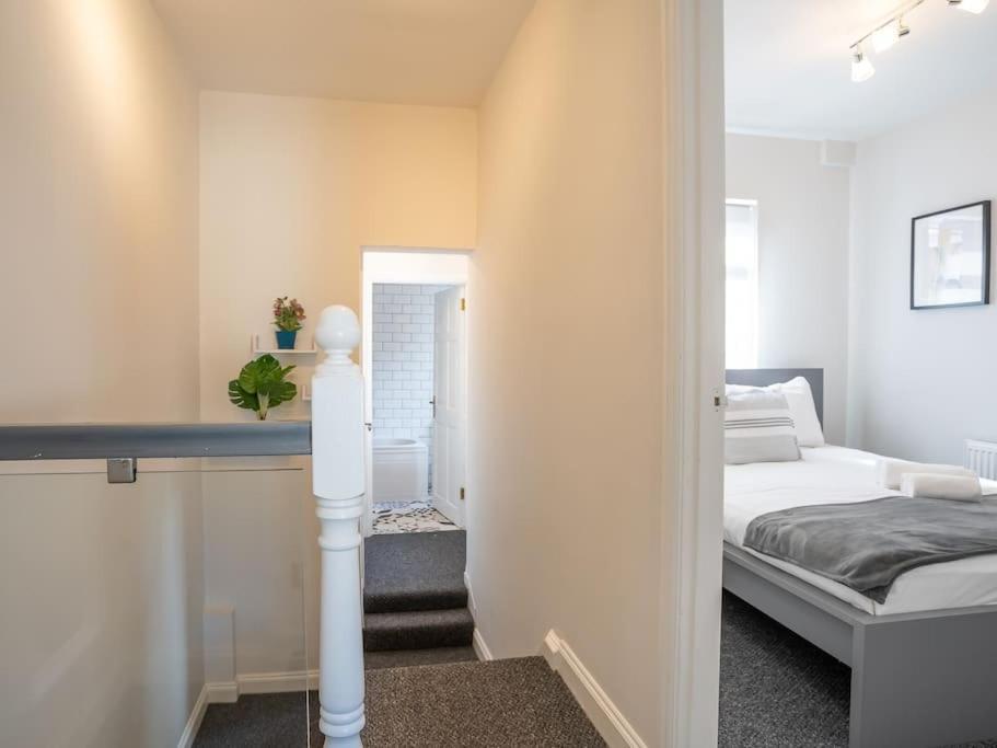Cozy Townhouse, Walking Distance To Belfast City Экстерьер фото